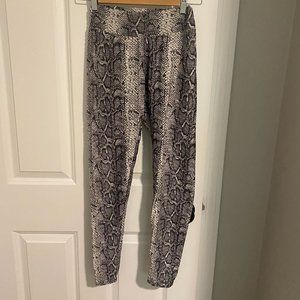 Black/White‎ Snakeskin Print Viral Butt Scrunch Leggings - Size Small